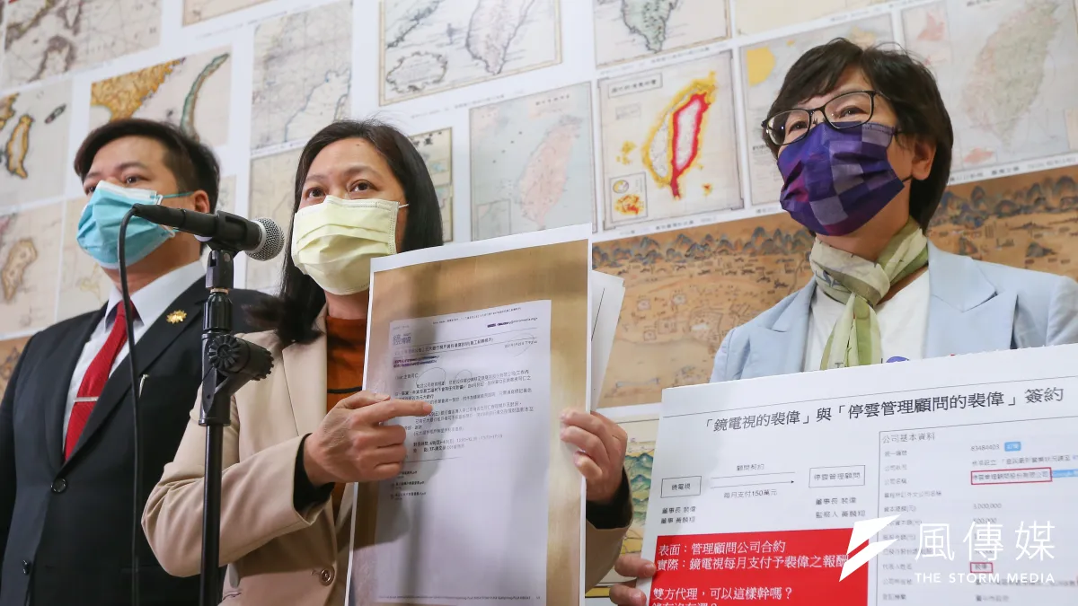 民眾黨立委蔡壁如(右起)、賴香伶、邱臣遠10日召開「鏡周刊裴偉暗渡陳倉,哪些綠營高層幕後操控?」記者會。(顏麟宇攝)