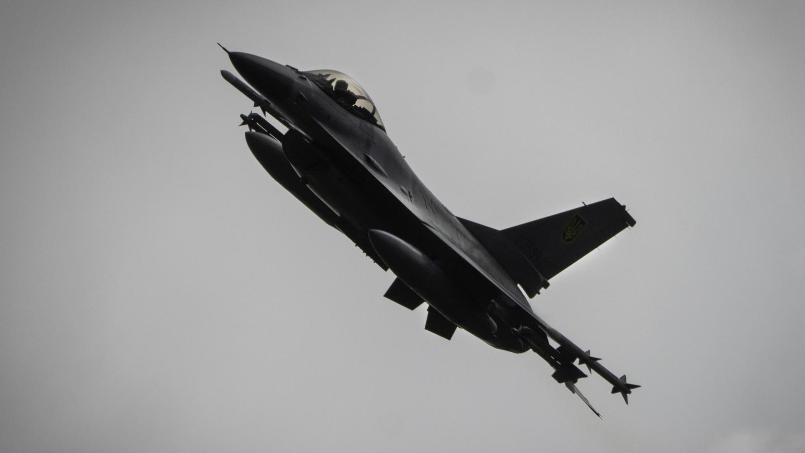 澤倫斯基自揭F-16困境!半數戰機因維修滯留歐洲,烏克蘭喊話歐美增加援助