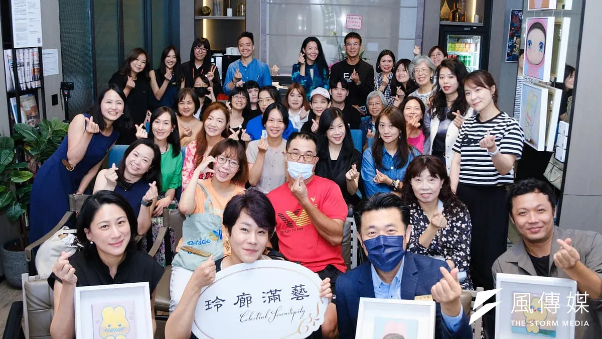 ZOE HSU徐主音曾以大型抽象畫作聞名,後來逐漸轉向更具溫暖與治癒感的創作風格。她多年來從事藝術教育,作為一名「非常老師」,她透過藝術啟發學生,幫助他們找到自己的創作方向。(圖片提供:統一集團) ZOE HSU徐主音曾以大型抽象畫作聞名,後來逐漸轉向更具溫暖與治癒感的創作風格。她多年來從事藝術教育,作為一名「非常老師」,她透過藝術啟發學生,幫助他們找到自己的創作方向。(圖片提供:統一集團)