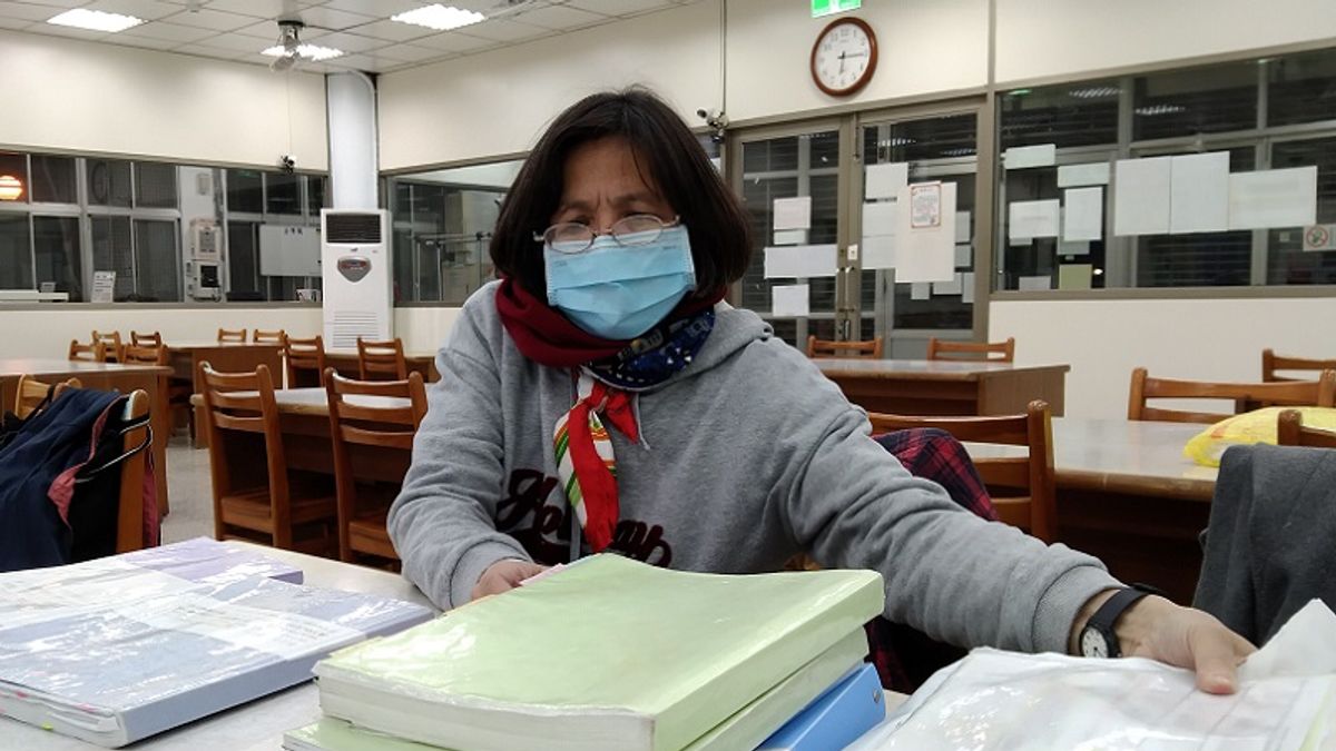 許素華把工作以外的時間都用來整理資料,這一年她又發現許多新事證,將寄給人權委員會、監察院及檢調單位。(朱淑娟提供) 許素華把工作以外的時間都用來整理資料,這一年她又發現許多新事證,將寄給人權委員會、監察院及檢調單位。(朱淑娟提供)