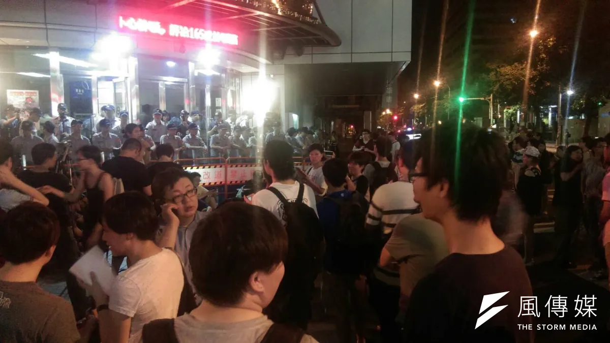 9日深夜有200名聲援Hydis群眾聚集於中正一分局前,高喊撤回關廠並要警局立即放人。(葉瑜娟攝)