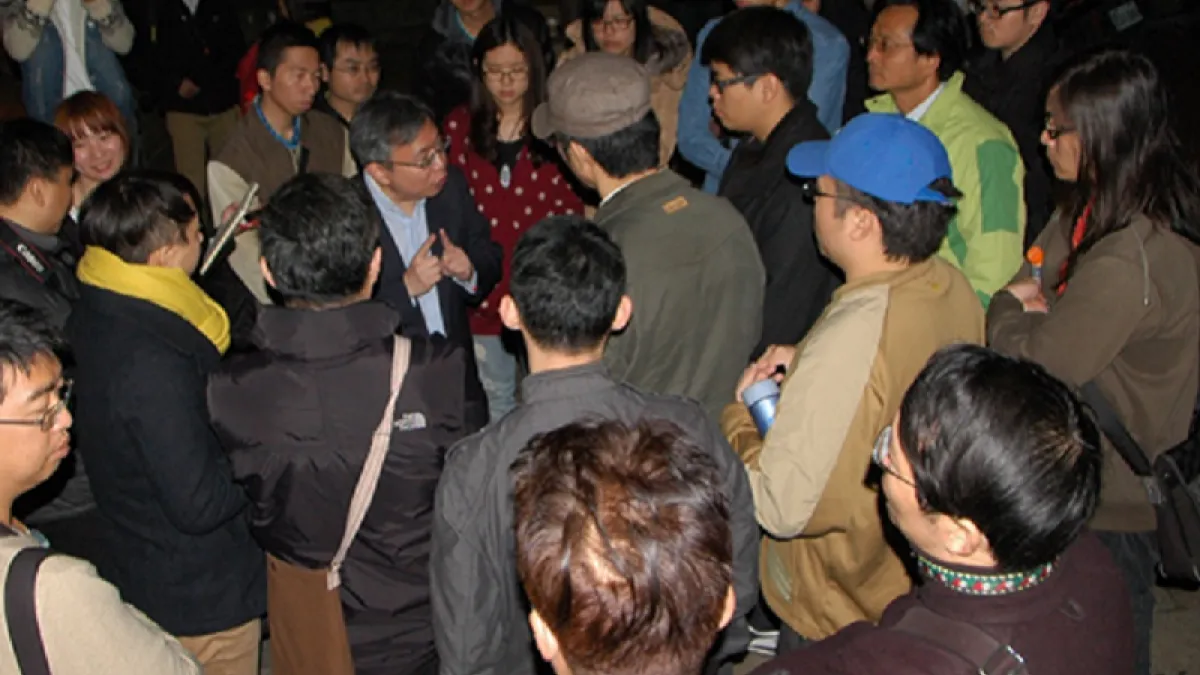 太陽花學運時,作者以行政院中部辦公室主任身份,與抗議民眾反覆溝通。(作者提供)