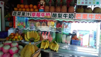 作者說,老闆娘對於水果品質要求極高,因此榮興的水果櫃就像是水果的精品百貨,每一顆飽滿健康的水果,都充滿生命力。(Yan Eva@facebook)