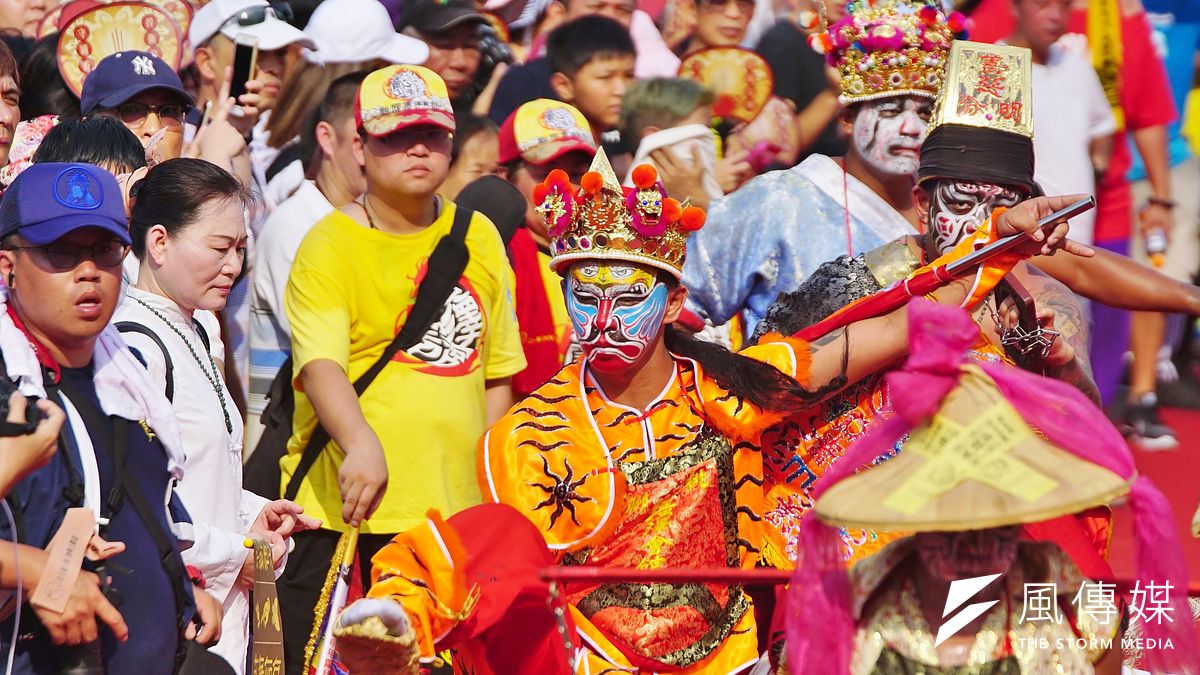 內政部研擬修宗教團體法引發各種傳言,內政部出面澄清,圖為23日史上最大科、眾神上凱道,眾家神明於台北市中心大會師。(盧逸峰攝) 內政部研擬修宗教團體法引發各種傳言,內政部出面澄清,圖為23日史上最大科、眾神上凱道,眾家神明於台北市中心大會師。(盧逸峰攝)