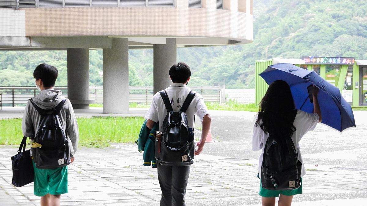 過去台北前5志願的景美女中,113年國中會考最低錄取分數掉到僅剩22.8,在基北區排行第28名。示意圖為永春高中學生。(資料照/蔡親傑攝) 過去台北前5志願的景美女中,113年國中會考最低錄取分數掉到僅剩22.8,在基北區排行第28名。示意圖為永春高中學生。(資料照/蔡親傑攝)