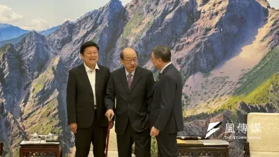 行政院長卓榮泰(右)邀集立法院朝野黨團於行政院會商美國關稅,民進黨團總召柯建銘(中)、國民黨團總召傅崐萁(左)均出席。(羅立邦攝)