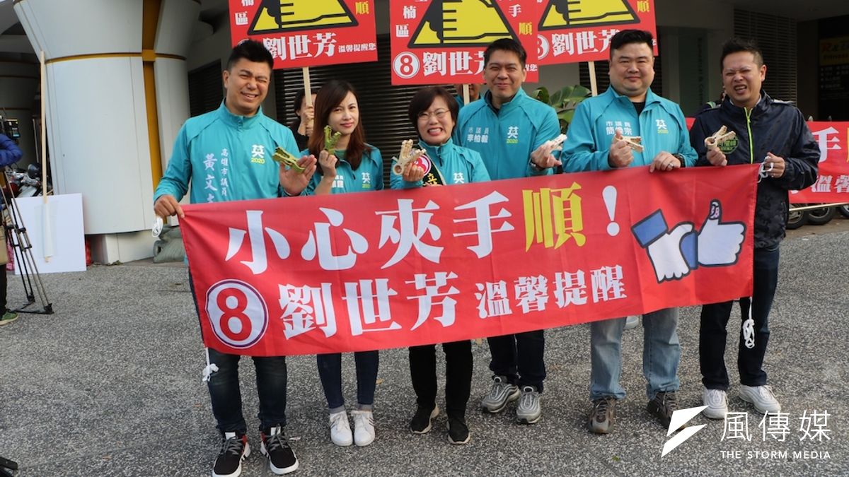 立法委員劉世芳與高雄市議員李柏毅、李雅慧、黃文志、何權峰、簡煥宗於路口進行路口拜票。(圖/徐炳文攝) 立法委員劉世芳與高雄市議員李柏毅、李雅慧、黃文志、何權峰、簡煥宗於路口進行路口拜票。(圖/徐炳文攝)