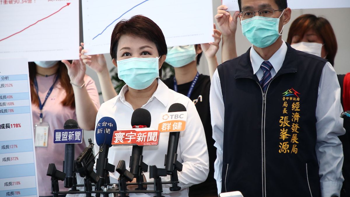 台中市長盧秀燕在市政會議中說明今年購物節登陸金額。(圖/台中市政府提供) 台中市長盧秀燕在市政會議中說明今年購物節登陸金額。(圖/台中市政府提供)