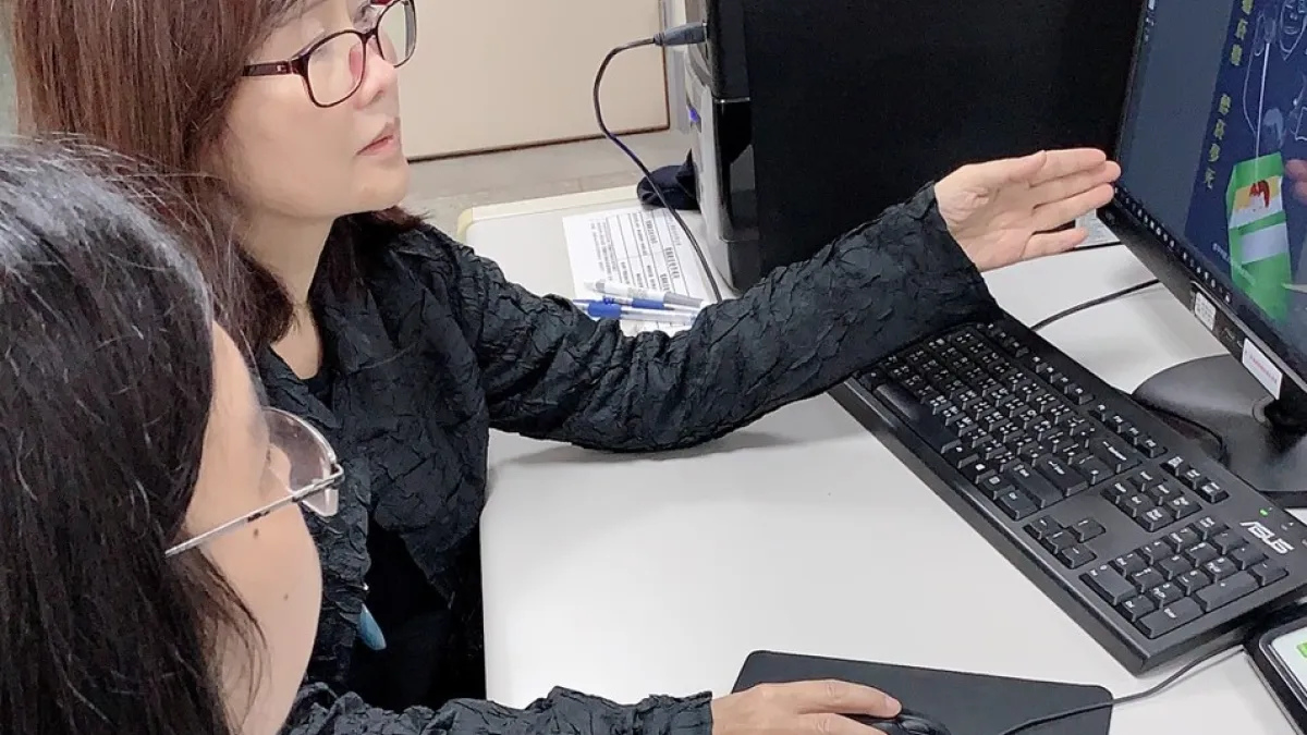 修平科技大學老師馮文君指導學生創意設計實務。(圖/修平科技大學提供)