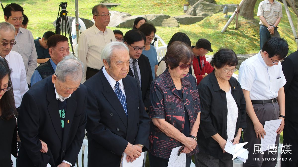 20180405-二二八事件紀念基金會5日舉行二二八事件失蹤受難者追思紀念會,並邀失蹤受難者家屬至現場一同於現場默哀。(顏麟宇攝) 20180405-二二八事件紀念基金會5日舉行二二八事件失蹤受難者追思紀念會,並邀失蹤受難者家屬至現場一同於現場默哀。(顏麟宇攝)