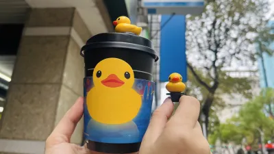 全家攜手高雄燈會,推超萌獨家限量黃色小鴨杯塞,1/24起,Let’s Café私品茶加39元就能帶回家。(圖/全家便利商店)