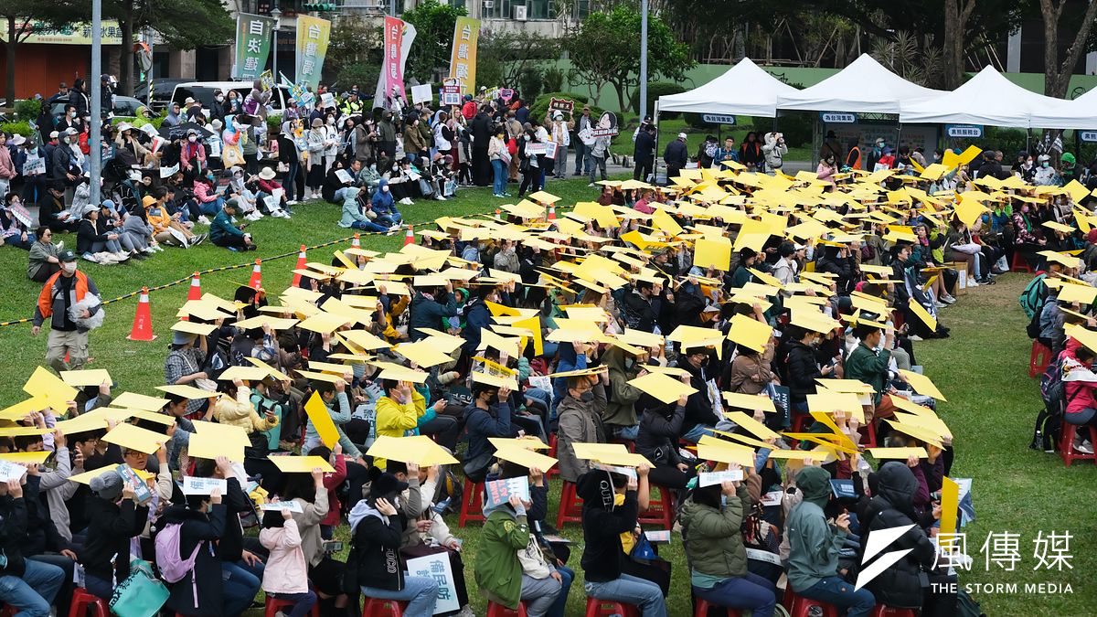 黑熊學院舉辦的「台灣主站派、接力護台灣」遊行8日抵達華山中央藝文公園,與民眾一起完成「DEFEND TAIWAN」千人排字。(資料照,劉偉宏攝) 黑熊學院舉辦的「台灣主站派、接力護台灣」遊行8日抵達華山中央藝文公園,與民眾一起完成「DEFEND TAIWAN」千人排字。(資料照,劉偉宏攝)