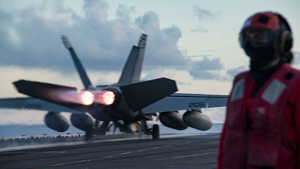 美軍雷根號航空母艦(CVN-76)的F/A-18超級大黃蜂正準備起飛。(雷根號臉書) 美軍雷根號航空母艦(CVN-76)的F/A-18超級大黃蜂正準備起飛。(雷根號臉書)