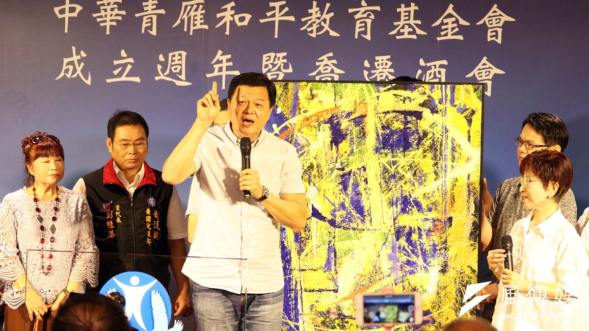 前台北縣長周錫瑋決定搶占先機,在11月於板橋成立競選辦公室,正式對外宣布參選,圖為國民黨前主席洪秀柱出席中華青雁和平教育基金會成立週年暨遷酒會。出席活動的前台北縣長周錫瑋致贈自己的畫作給洪秀柱。(資料照片,蘇仲泓攝) 前台北縣長周錫瑋決定搶占先機,在11月於板橋成立競選辦公室,正式對外宣布參選,圖為國民黨前主席洪秀柱出席中華青雁和平教育基金會成立週年暨遷酒會。出席活動的前台北縣長周錫瑋致贈自己的畫作給洪秀柱。(資料照片,蘇仲泓攝)