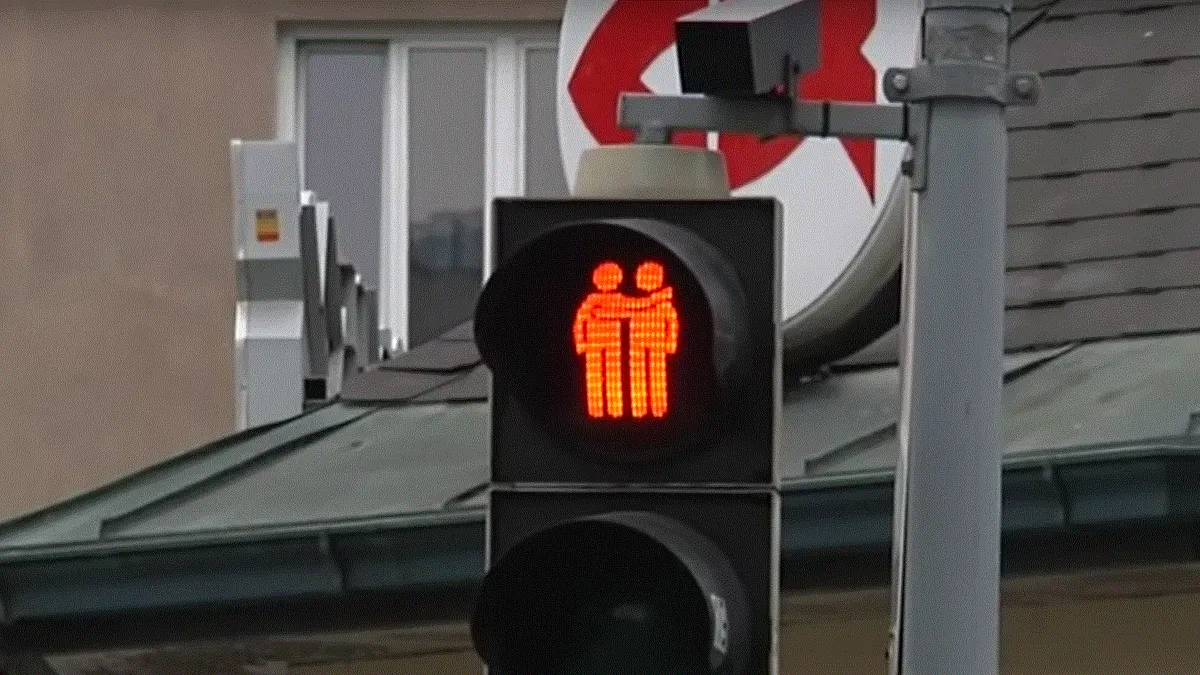 紅綠燈小情侶增加了同性議題的能見度,加上全世界媒體爭相報導的加持,更是意外地成為了超吸晴的照相景點。(圖/Associated Press @youtube) 紅綠燈小情侶增加了同性議題的能見度,加上全世界媒體爭相報導的加持,更是意外地成為了超吸晴的照相景點。(圖/Associated Press @youtube)