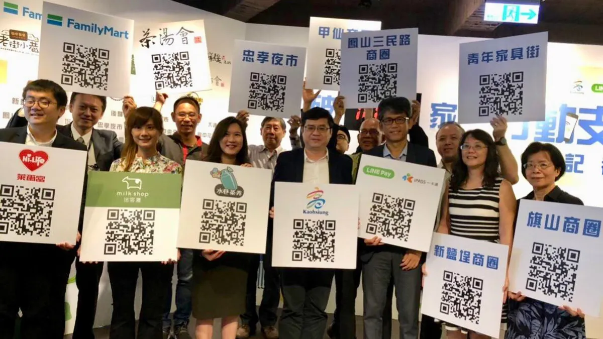 高市府經發局與LINE Pay及一卡通公司合作導入「LINE Pay一卡通」行動支付系統,出席記者會店家代表合照。(圖/高市府經發局提供)