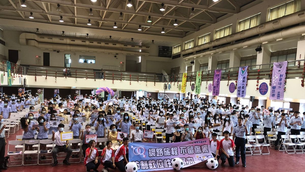 中市教育局4日在嶺東高中舉行友善校園週教育宣導活動,進行防治數位性別暴力宣示。(圖/臺中市政府提供) 中市教育局4日在嶺東高中舉行友善校園週教育宣導活動,進行防治數位性別暴力宣示。(圖/臺中市政府提供)