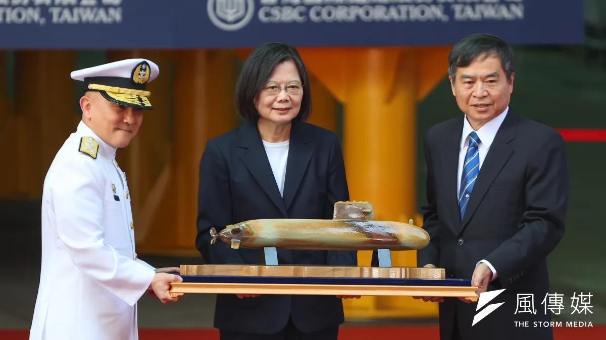 我首艘潛艦國造「海鯤軍艦」(舷號711)28日正式在高雄下水,總統蔡英文致詞時指出,潛艦是中華民國海軍在戰略及戰術上,發展「不對稱戰力」的重要裝備。(顏麟宇攝)