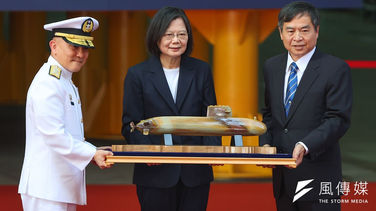 我首艘潛艦國造「海鯤軍艦」(舷號711)28日正式在高雄下水,總統蔡英文致詞時指出,潛艦是中華民國海軍在戰略及戰術上,發展「不對稱戰力」的重要裝備。(顏麟宇攝) 我首艘潛艦國造「海鯤軍艦」(舷號711)28日正式在高雄下水,總統蔡英文致詞時指出,潛艦是中華民國海軍在戰略及戰術上,發展「不對稱戰力」的重要裝備。(顏麟宇攝)