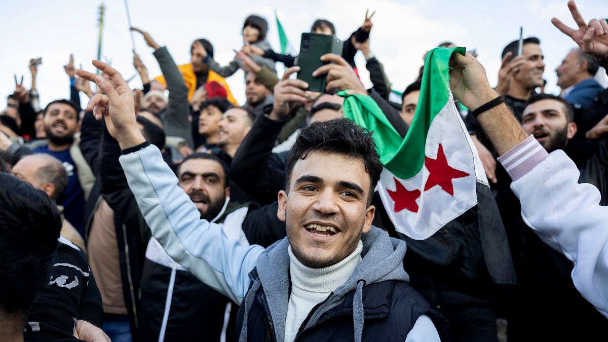 2024年12月8日,敘利亞的阿塞德政府垮台後,旅居希臘的敘利亞人聚集在雅典揮舞國旗慶祝。(美聯社) 2024年12月8日,敘利亞的阿塞德政府垮台後,旅居希臘的敘利亞人聚集在雅典揮舞國旗慶祝。(美聯社)