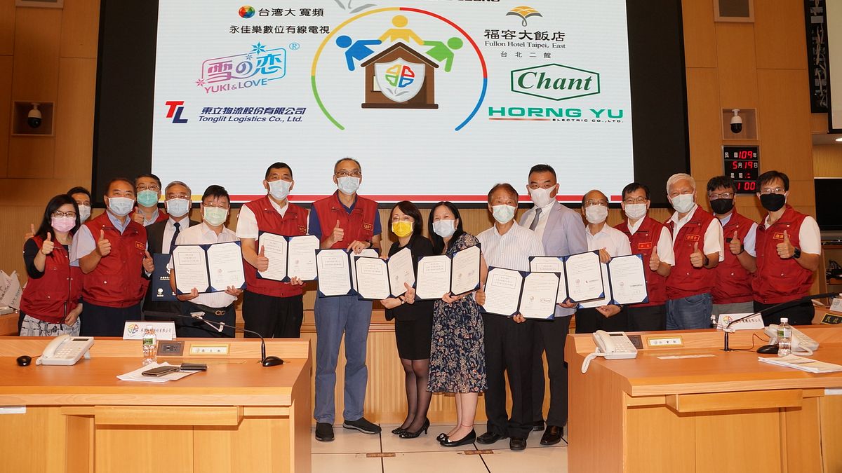 新北市辦理109年度企業防災合作備忘錄簽署典禮,副市長謝政達與出席活動七家業者代表合影。(圖/新北市消防局提供) 新北市辦理109年度企業防災合作備忘錄簽署典禮,副市長謝政達與出席活動七家業者代表合影。(圖/新北市消防局提供)