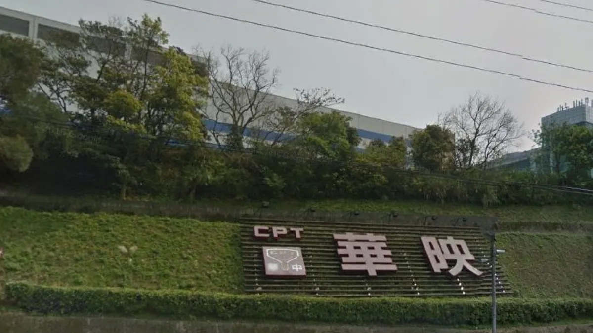 華映13日宣布將向法院聲請重整及緊急處分後,15日再傳出台灣龍潭廠及楊梅廠無預警停工。圖為華映楊梅廠外觀。(取自Google Map)