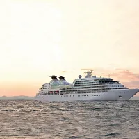 商船三井クルーズは新クルーズ船の名称を「三井オーシャンサクラ」と発表。初代船長に二宮悟志氏、総料理長に中山勝利氏が就任する。(写真/商船三井提供) 商船三井クルーズは新クルーズ船の名称を「三井オーシャンサクラ」と発表。初代船長に二宮悟志氏、総料理長に中山勝利氏が就任する。(写真/商船三井提供)