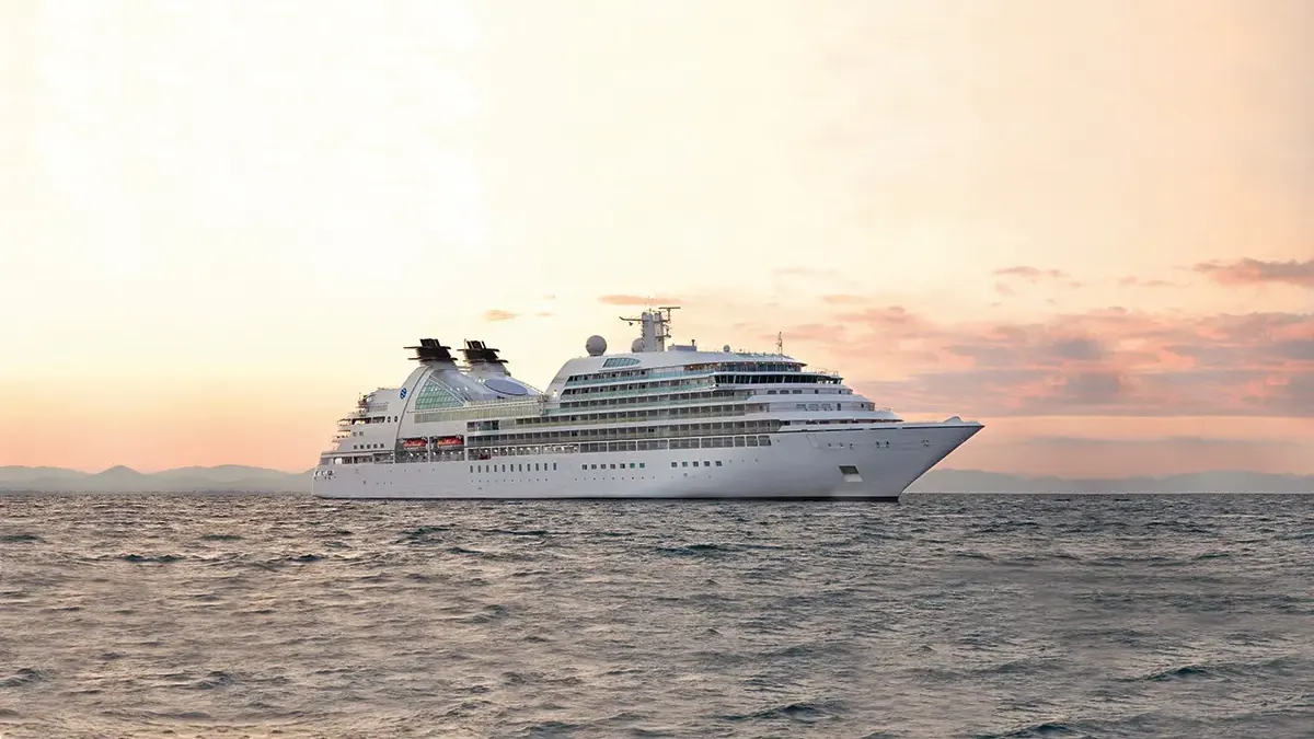 商船三井クルーズは新クルーズ船の名称を「三井オーシャンサクラ」と発表。初代船長に二宮悟志氏、総料理長に中山勝利氏が就任する。(写真/商船三井提供)