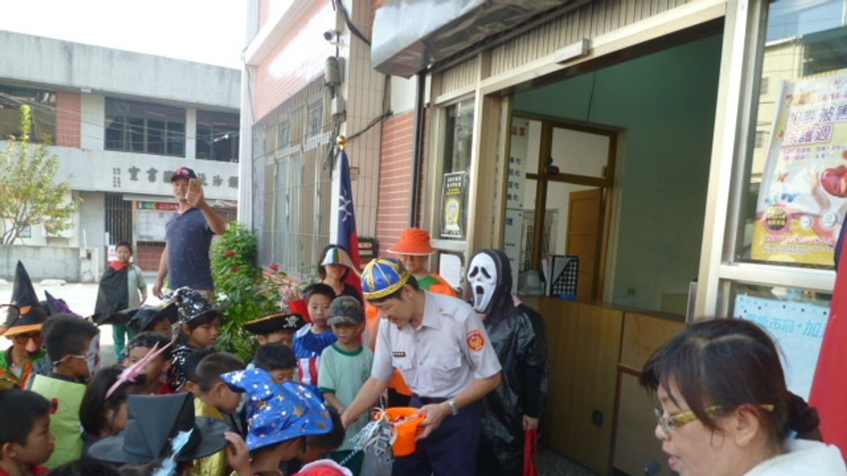 「不給糖就搗蛋」 孩童變裝搞怪勇闖派出所 「不給糖就搗蛋」 孩童變裝搞怪勇闖派出所