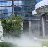 麻布台ヒルズは8月13日より中央広場で「ドライミスト」を初稼働し、猛暑対策として“雲海”のような涼空間を提供する。(写真/麻布台ヒルズPR事務局提供) 麻布台ヒルズは8月13日より中央広場で「ドライミスト」を初稼働し、猛暑対策として“雲海”のような涼空間を提供する。(写真/麻布台ヒルズPR事務局提供)