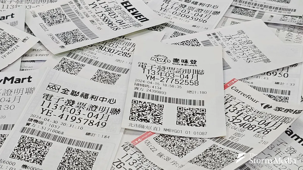 Grabbing a coffee at a convenience store or paying the bill at a restaurant in Taiwan, hearing the cashier ask whether the receipt should be saved to a carrier has long been part of everyday life. (File photo, Hung Yu-hsun)