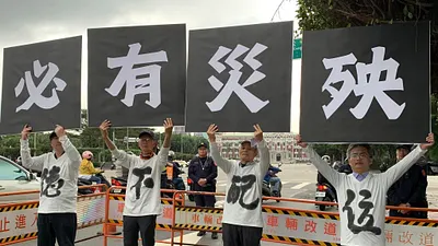 2024年1月10日,社運「四大寇」陳致曉、洪輝祥、潘忠政、蘇偉碩,在凱道舉行「德不配位、必有災殃」記者會。 (平行政府提供)