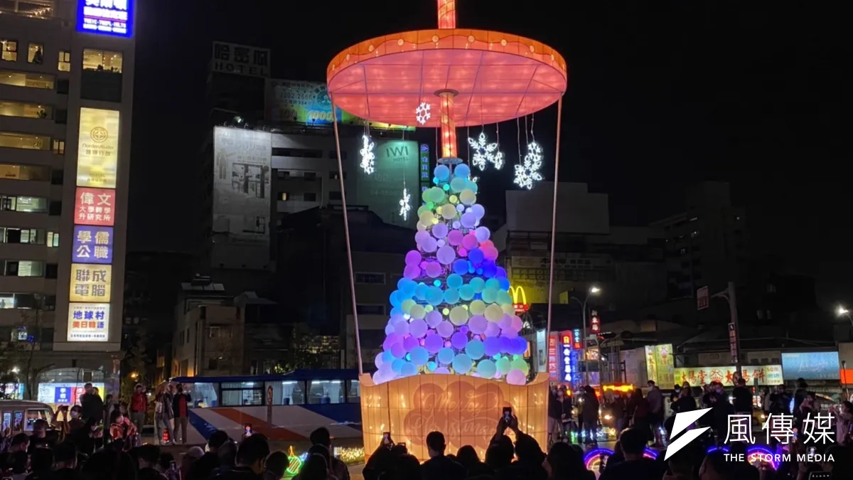 全台唯一,以在地特色飲料為主題,高10公尺的巨型珍奶耶誕樹主燈在台中火車站前廣場點亮。(圖/王秀禾)