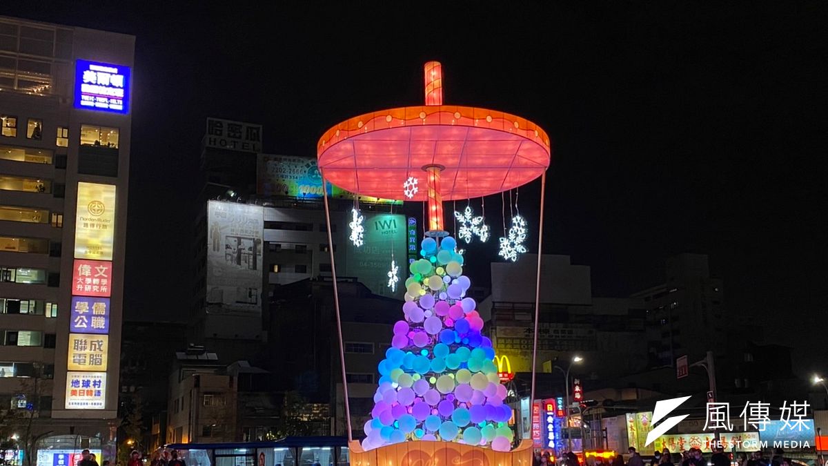 全台唯一,以在地特色飲料為主題,高10公尺的巨型珍奶耶誕樹主燈在台中火車站前廣場點亮。(圖/王秀禾) 全台唯一,以在地特色飲料為主題,高10公尺的巨型珍奶耶誕樹主燈在台中火車站前廣場點亮。(圖/王秀禾)