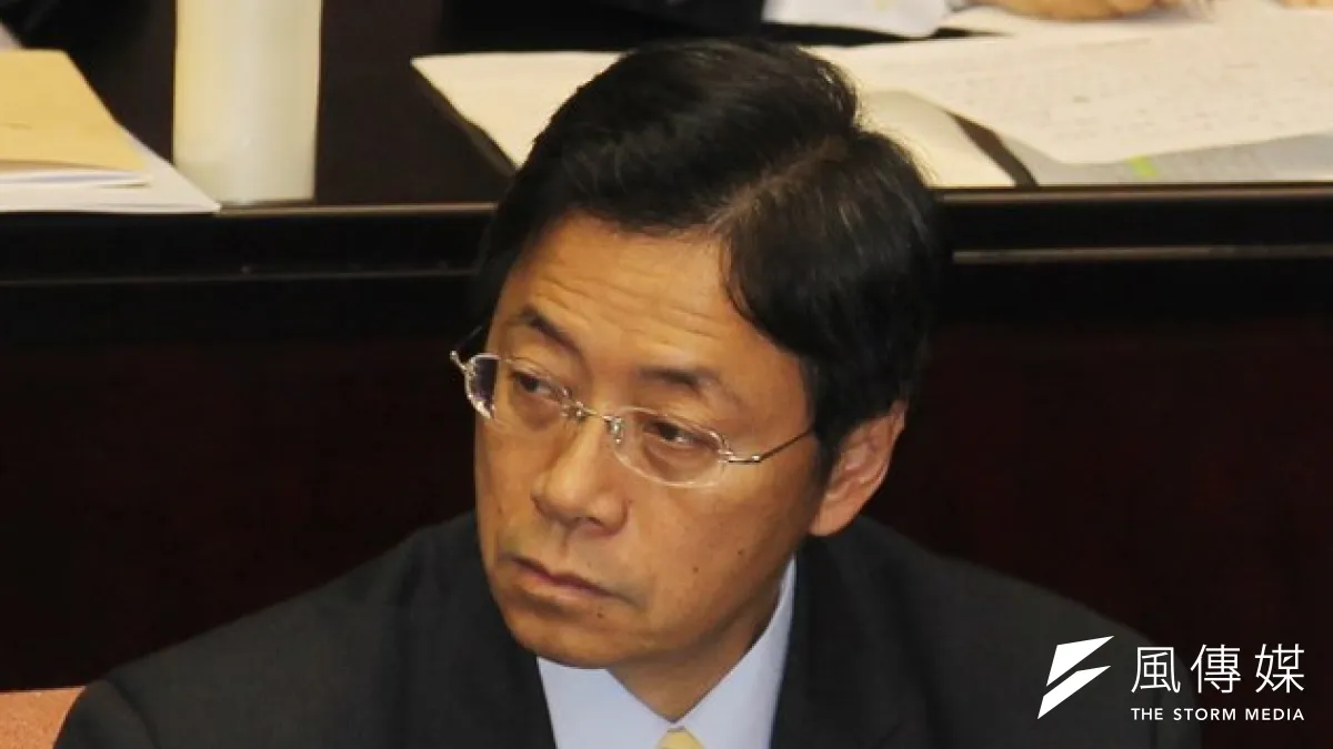 張善政說,未來只要夜市攤販設有二維條碼,「吃蚵仔麵線也可以是電子商務」。(余志偉攝)