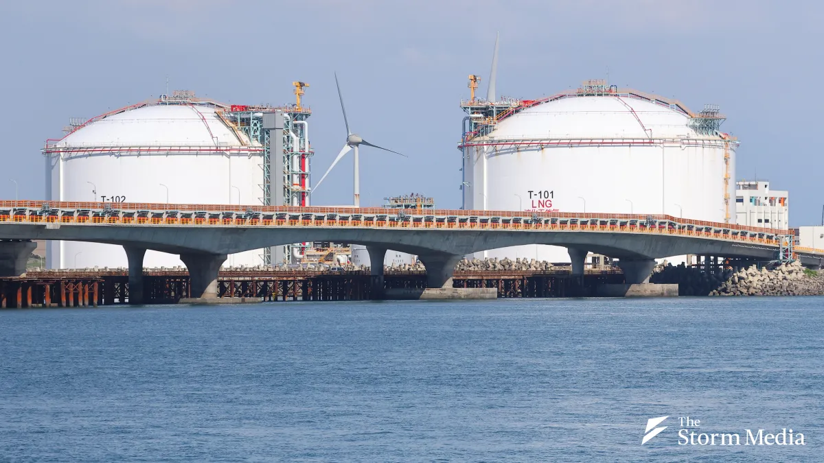 Geopolitical risks in the Middle East have heightened concerns over natural gas and oil supplies in Taiwan. The image shows natural gas storage tanks at the Third LNG Terminal. (File photo, Yen Lin-yu)