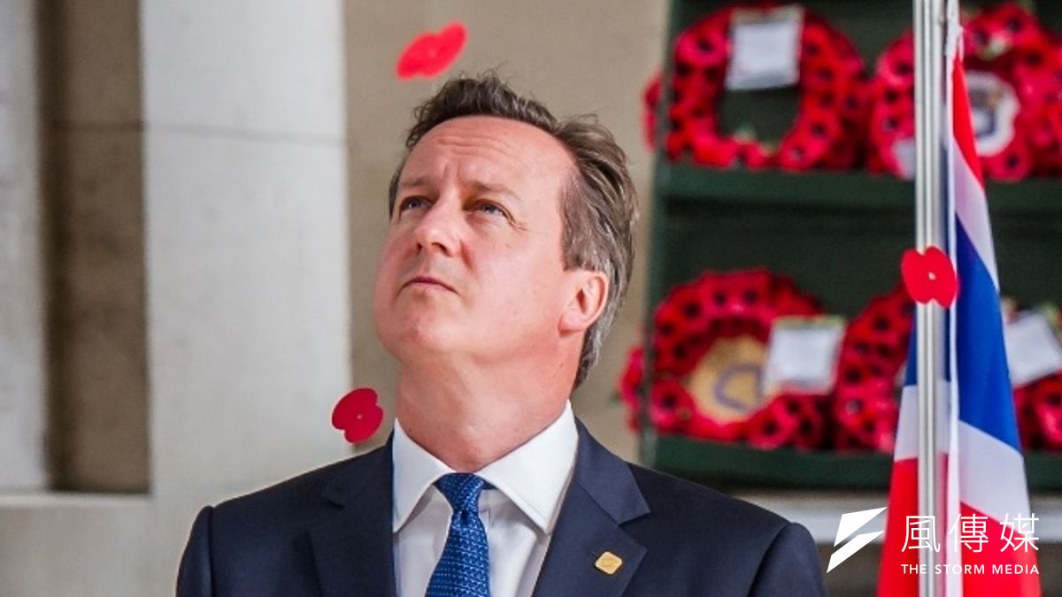 英國首相卡麥隆看著紀念儀式中紙花落下(美聯社) 英國首相卡麥隆看著紀念儀式中紙花落下(美聯社)