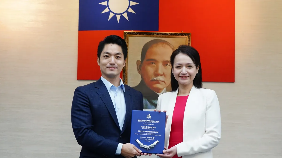 臺北市長蔣萬安頒獎給北市旅館業,績優團體組由台北大直英迪格酒店劉瑜琪總監代表領獎。(圖/臺北市政府提供)