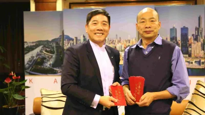 前香港馬會成員(左)30日拜會高雄市長韓國瑜(右)。(高雄市政府提供)