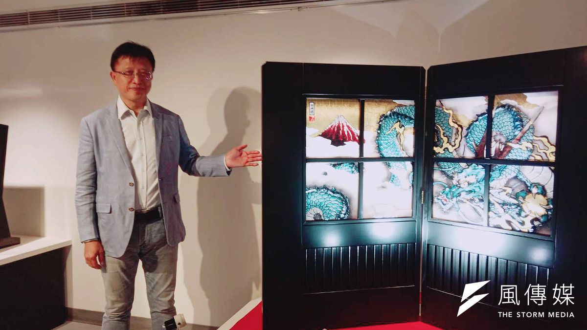 安如公司董事長林華山介紹黒木國昭展覽主軸作品「富山雲龍圖」黃白金彩屏風。(圖/徐炳文攝) 安如公司董事長林華山介紹黒木國昭展覽主軸作品「富山雲龍圖」黃白金彩屏風。(圖/徐炳文攝)