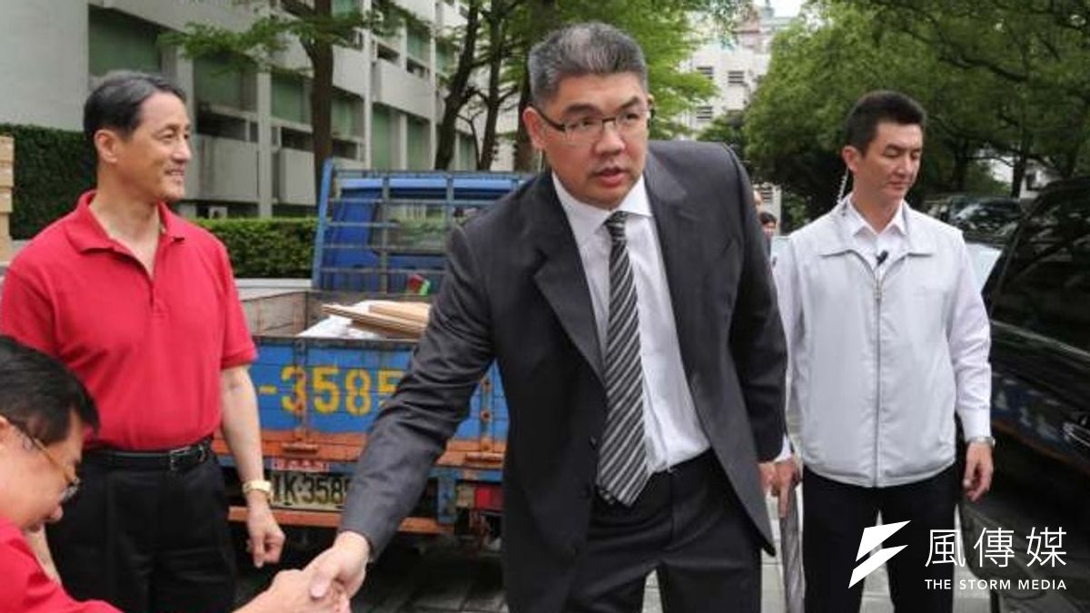 在國民黨黨內初選勝出的台北市長參選人連勝文,3日行程滿檔,他一早就參加康寧護校運動會。(余志偉攝) 在國民黨黨內初選勝出的台北市長參選人連勝文,3日行程滿檔,他一早就參加康寧護校運動會。(余志偉攝)