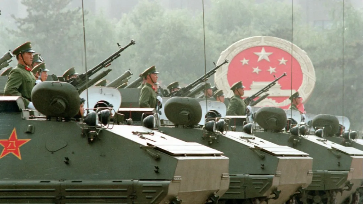 1984年解放軍國慶閱兵式上,裝甲運兵車方陣通過天安門廣場。(取自網路)