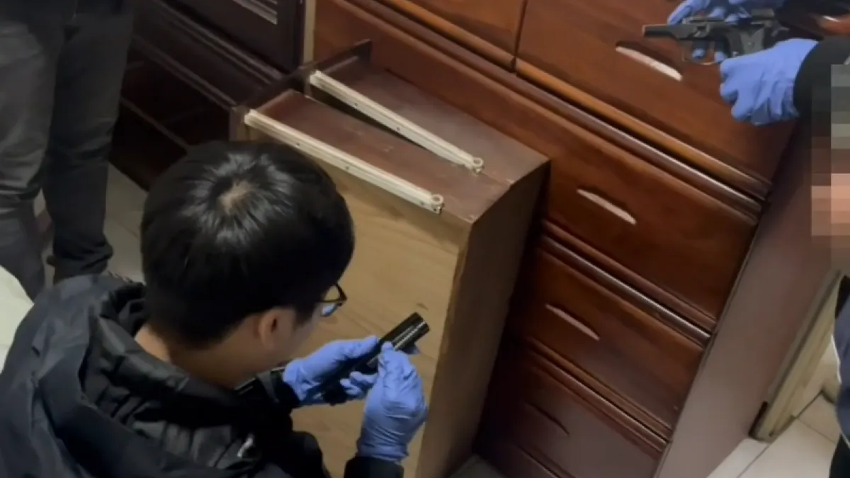 台北市中山分局接獲線報,指出曾任新北市議員司機的賴姓男子,疑似持有改造槍枝。(圖/ 翻攝自記者爆料網)