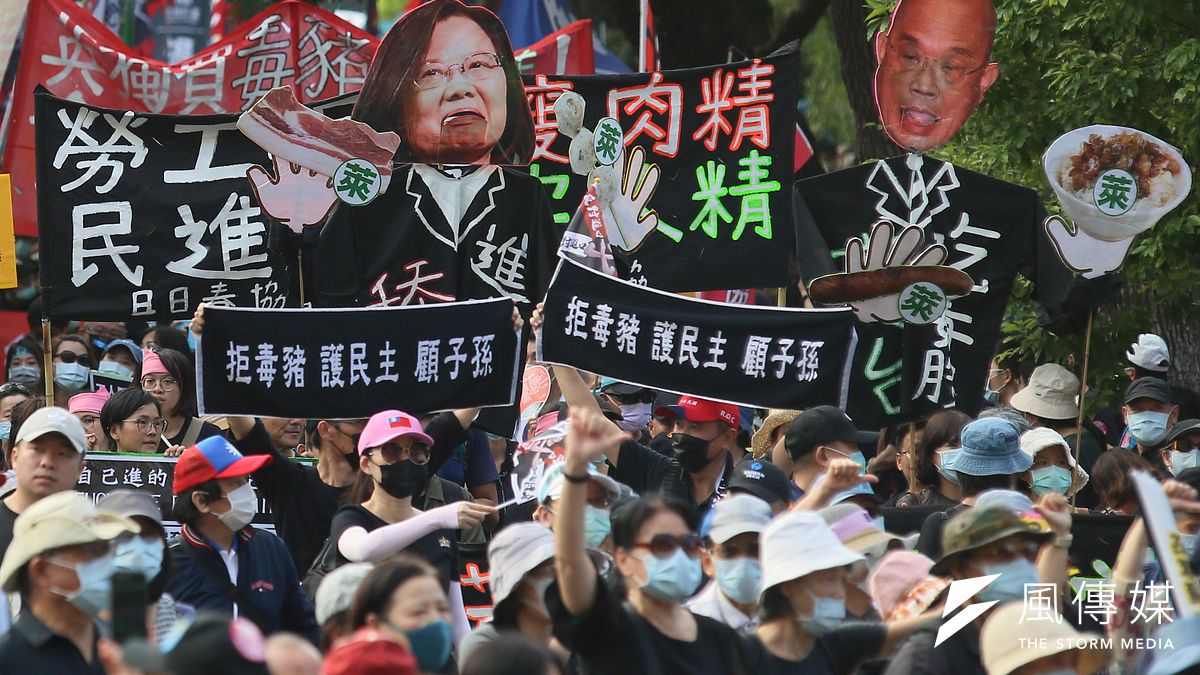 萊豬爭議持續,反對聲浪絲毫未平息。民進黨人士示警,執政團隊勢必要調整腳步,否則2021年將會相當難熬,更不用說隔年的地方大選。圖為11月舉行的秋鬥遊行,民眾高舉反萊豬標語。(資料照,柯承惠攝) 萊豬爭議持續,反對聲浪絲毫未平息。民進黨人士示警,執政團隊勢必要調整腳步,否則2021年將會相當難熬,更不用說隔年的地方大選。圖為11月舉行的秋鬥遊行,民眾高舉反萊豬標語。(資料照,柯承惠攝)