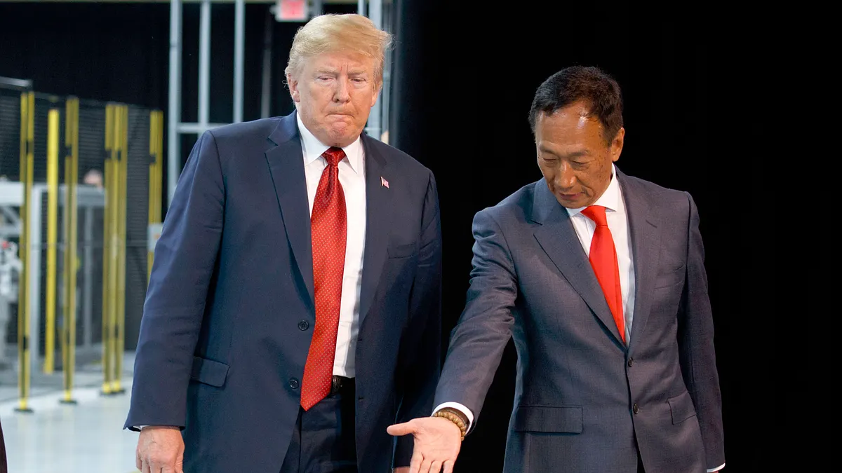 富士「坑」投資案最終大幅縮水,讓外界郭董坑騙。圖為2018年6月28日,郭台銘向川普介紹威斯康辛州投資計畫(資料照片,AP) 富士「坑」投資案最終大幅縮水,讓外界郭董坑騙。圖為2018年6月28日,郭台銘向川普介紹威斯康辛州投資計畫(資料照片,AP)