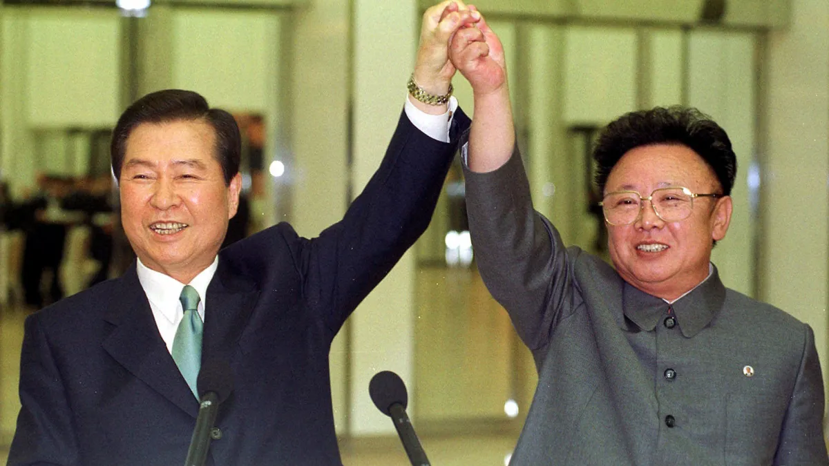 2000年6月14日,時任南韓總統金大中(左)與北韓最高領導人金正日在平壤舉行高峰會(AP)