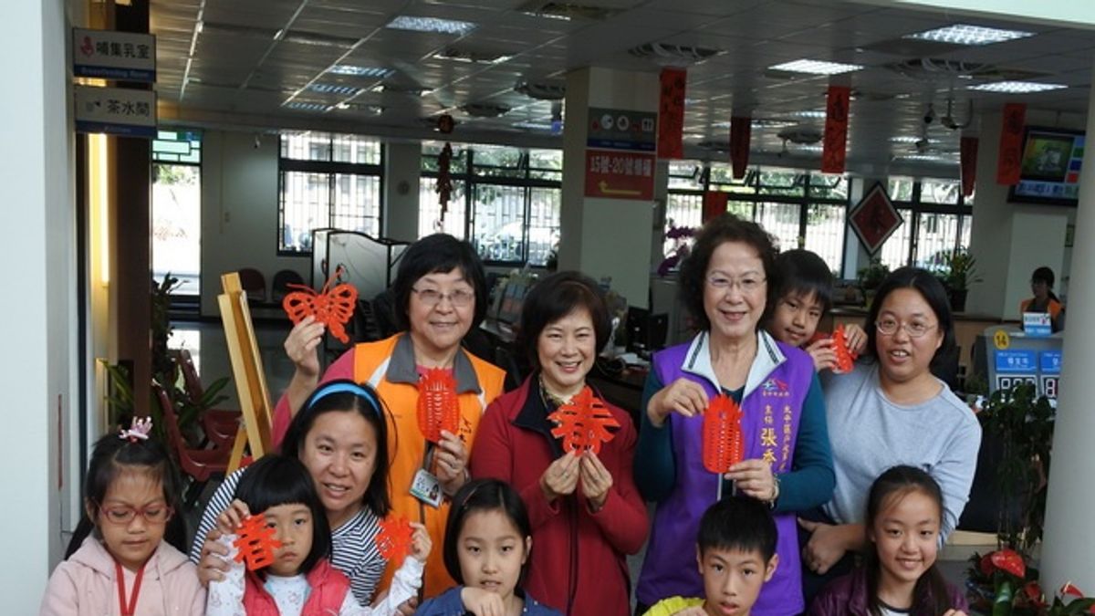 太平戶政所親子DIY剪紙 邀邱阿嬤傳承剪紙藝術 太平戶政所親子DIY剪紙 邀邱阿嬤傳承剪紙藝術