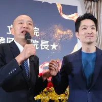 立法院長韓國瑜(左)、台北市長蔣萬安(右)出席華僑節慶祝大會。(顏麟宇攝) 立法院長韓國瑜(左)、台北市長蔣萬安(右)出席華僑節慶祝大會。(顏麟宇攝)
