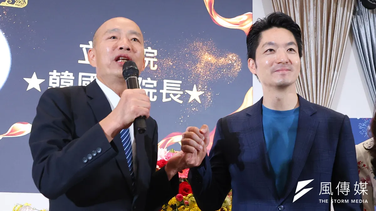 台北市長蔣萬安臉書一夜出現數十萬則攻擊留言。圖為立法院長韓國瑜(左)、台北市長蔣萬安(右)出席華僑節慶祝大會。(顏麟宇攝)
