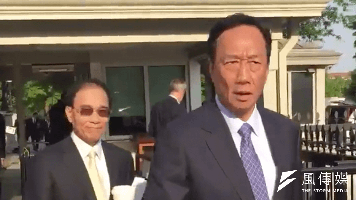 鴻海集團董事長郭台銘27日下午出現在白宮,被問及是否與美國總統川普見面,郭台銘並沒有正面回應,僅表示自己記憶力不好。另外郭也表示,「我們簽了合約,會讓大家知道」。(取自David Nakamura@Twitter) 鴻海集團董事長郭台銘27日下午出現在白宮,被問及是否與美國總統川普見面,郭台銘並沒有正面回應,僅表示自己記憶力不好。另外郭也表示,「我們簽了合約,會讓大家知道」。(取自David Nakamura@Twitter)